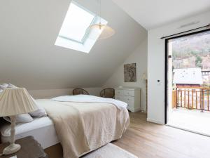 une chambre blanche avec un lit et une fenêtre dans l'établissement Grand Appartement Moderne, Proche Pistes, 8 Pers., Parking Inclus - FR-1-296-514, à Saint-Lary-Soulan