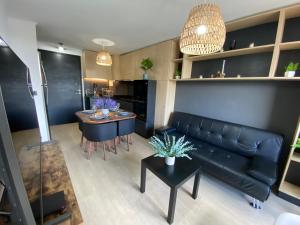 Dpto costero vista al lago, piscina y jacuzzi的休息区