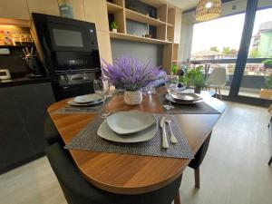 Dpto costero vista al lago, piscina y jacuzzi的厨房或小厨房
