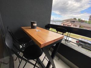 Dpto costero vista al lago, piscina y jacuzzi的阳台或露台