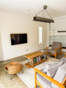 TV a/nebo společenská místnost v ubytování Hello Hotel Rce