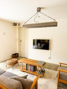 TV a/nebo společenská místnost v ubytování Hello Hotel Rce