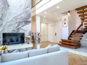 TV a/nebo společenská místnost v ubytování Ecopark Duplex Homestay by QMP