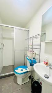 a bathroom with a toilet and a sink at Pacific Apartamento Surco in Lima