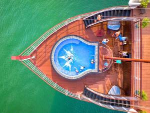 una vista aérea de un crucero en el agua en Le Journey Elegance Cruise, en Ha Long