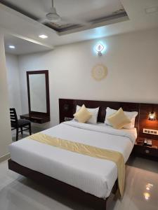 Ένα ή περισσότερα κρεβάτια σε δωμάτιο στο Hotel Itagi Square Vijapura