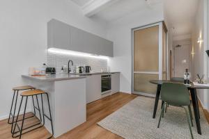 Kuchyň nebo kuchyňský kout v ubytování Historic Modern Luxury 1-Bedroom on Queen Street