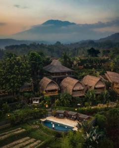 una vista aerea di un resort con piscina di Samanvaya - Adults Only a Sidemen