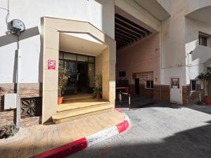 an entrance to a building with a no smoking sign at Apparte Tétouan Climatisé 2 Chambre et Securisé in Tetouan