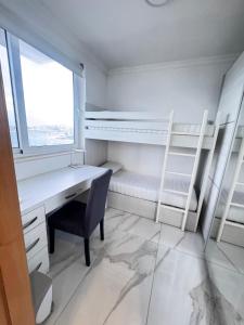 Ένα ή περισσότερα κρεβάτια σε δωμάτιο στο Seaview Bliss +3 φωτογραφίες