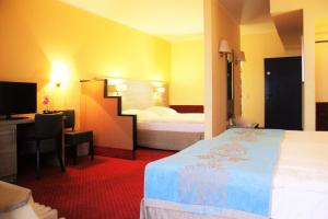 Un pat sau paturi într-o cameră la Hotel Lorien