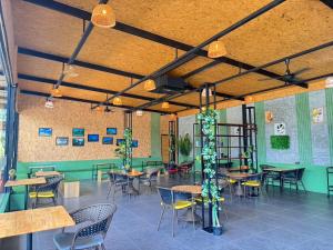 une salle à manger avec tables et chaises dans un bâtiment dans l'établissement Chom Nakhon Resort, à Tha Sala