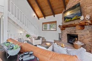 ein Wohnzimmer mit Couch und Kamin in der Unterkunft Cozy Owl Lodge, Central AC & Hea, Spa Tub & BBQ in Lake Arrowhead