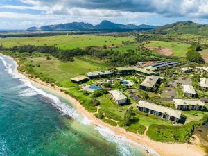 una vista aerea di un resort vicino all'oceano di Pool Oceanview Room, 4 star Beachfront Resort, King Bed, Lanai, AC, Pool, Restaurant, Gym, Spa a Lihue