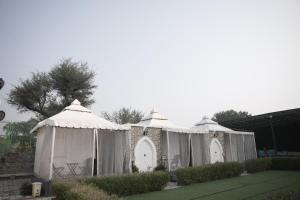 KālwāraChandraprabha Signature Resort Jaipur的院子里的一组凉亭 更多14张照片