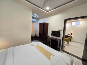 Ένα ή περισσότερα κρεβάτια σε δωμάτιο στο Hotel Itagi Square Vijapura
