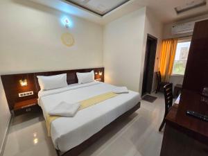 Ένα ή περισσότερα κρεβάτια σε δωμάτιο στο Hotel Itagi Square Vijapura
