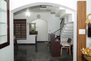 Ο χώρος του λόμπι ή της ρεσεψιόν στο Aaram kumaramangalam lake villa