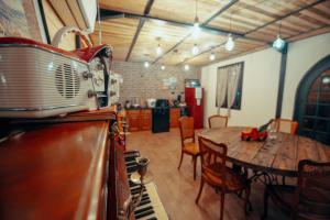 a kitchen and dining room with a table and chairs at Vintage Loft Garage Gîte insolite proche du PAL in Saint-Agnan-sur-Loire