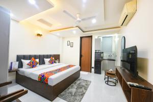 グルガオンにあるFabHotel RR Premium - Near Medanta Hospitalのベッドと薄型テレビのある寝室