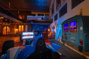 a room with a car and a video game at Le Vintage Loft Garage in Saint-Agnan-sur-Loire
