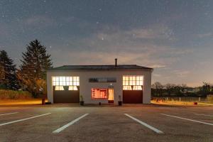 a small white building with a starry sky in a parking lot at Le Vintage Loft Garage in Saint-Agnan-sur-Loire