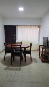 タンディルにあるCasa Titaのダイニングルーム(椅子2脚、テレビ付)