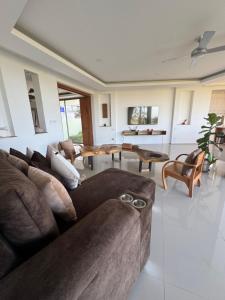 un salon avec des canapés, des chaises et une table dans l'établissement Villa Chamnan, à Choeng Mon Beach