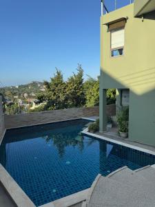 une piscine devant une maison dans l'établissement Villa Chamnan, à Choeng Mon Beach