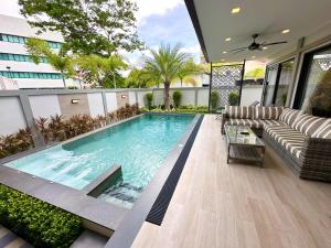 Bazén v ubytování Super Luxury 4 Bedroom Private Pool Villa with Jacuzzi, Near 711, 10 minutes to Walking Street and Pattaya Beach - MT4 nebo v jeho okolí
