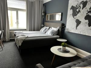 Rúm í herbergi á Hotell Temperance