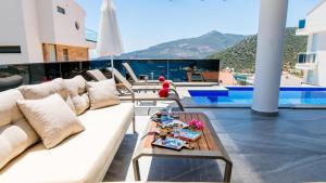 een woonkamer met een bank en een tafel bij Luxury Apartment in Kalkan - 7522 in Kalkan