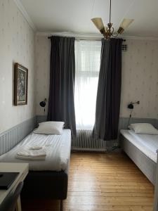 Rúm í herbergi á Hotell Temperance