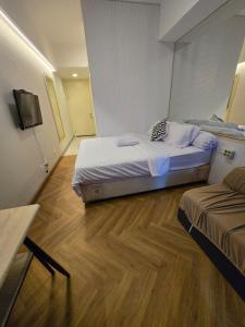 Postel nebo postele na pokoji v ubytování Cosmy Benson 38 Apartment