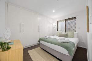 Una cama o camas en una habitación de Spacious Family Getaway in West Leederville