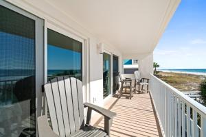 Un porche con sillas y vista al mar. en Palms 205 - Paradise Palms, en Fort Walton Beach