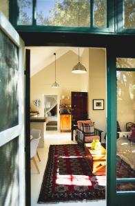 O zonă de relaxare la The Olive Thrush Cottage