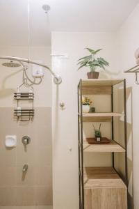 Ένα μπάνιο στο Playful Charming City Loft