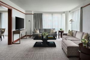 TV a/nebo společenská místnost v ubytování The Ritz-Carlton Georgetown, Washington, D.C.