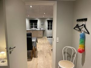 una cucina e una sala da pranzo con un pezzo di arcobaleno sul muro di Rømersgaard a Padborg