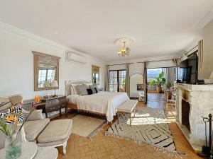 Μια τηλεόραση ή/και κέντρο ψυχαγωγίας στο VILLA PASCHMINA PISCINE CHAUFFEE