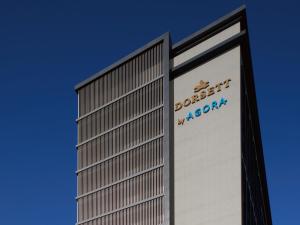 堺市Dorsett by Agora Osaka Sakai的侧面有标志的建筑物