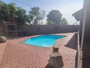 a small swimming pool in a brick yard at Zea 85 BnB in Vereeniging
