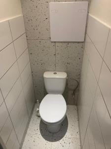 コシツェにあるYour home 11 with parkingの個室に白いトイレがあるバスルーム