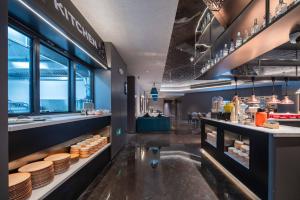 広州市にあるCityNote Hotel -Guangzhou Beijing Road Pedestrian Street Yuexiu Park Branchの料理を楽しめるレストランの景色