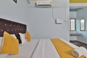 Un pat sau paturi într-o cameră la Luxury Ramayan Inn Fully Air Condition Rooms Free Parking Free Wifi