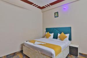 Un pat sau paturi într-o cameră la Luxury Ramayan Inn Fully Air Condition Rooms Free Parking Free Wifi