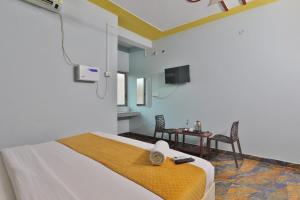 Un televizor și/sau centru de divertisment la Luxury Ramayan Inn Fully Air Condition Rooms Free Parking Free Wifi