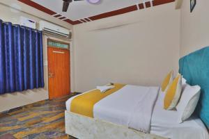 Un pat sau paturi într-o cameră la Luxury Ramayan Inn Fully Air Condition Rooms Free Parking Free Wifi