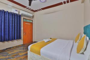 Un pat sau paturi într-o cameră la Luxury Ramayan Inn Fully Air Condition Rooms Free Parking Free Wifi